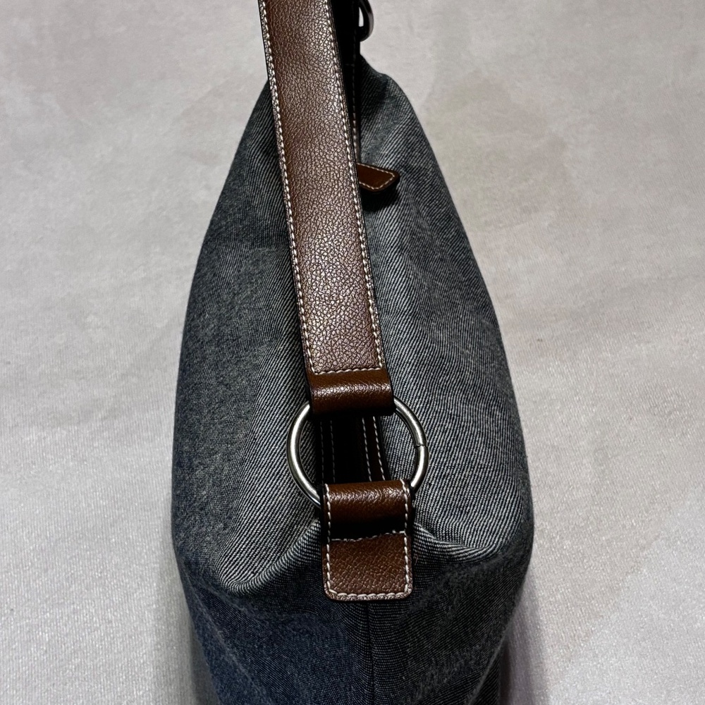 Tommy Hilfiger handbag top strap and zip closure coin purse and inner pockets - Picture 10 of 10